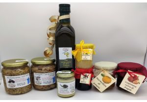 Basket with In-oils, Creams, Jams and Evo Oil 